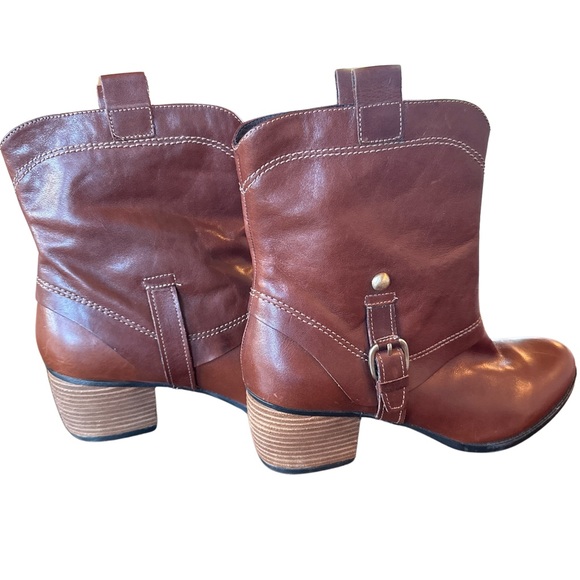 Clark’s Broown low cut boots. - Picture 4 of 6